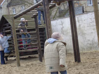 Ein Klettergerüst auf dem Spielplatz. Fotografiert von einem Mädchen der mini paparazzi